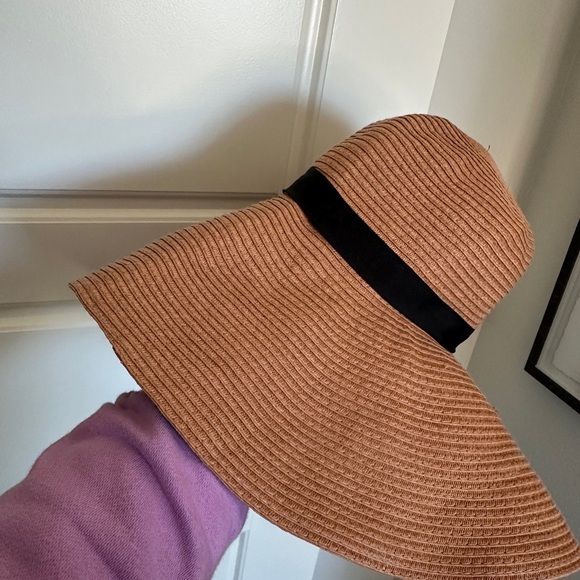 Aritzia Main Character Tan Floppy Hat - Picture 4 of 5